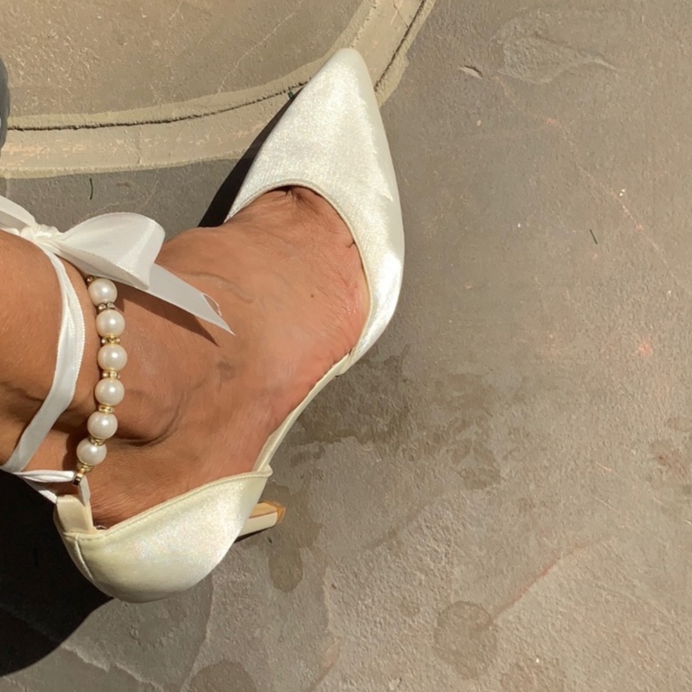 Beautiful champagne or cream color heels.